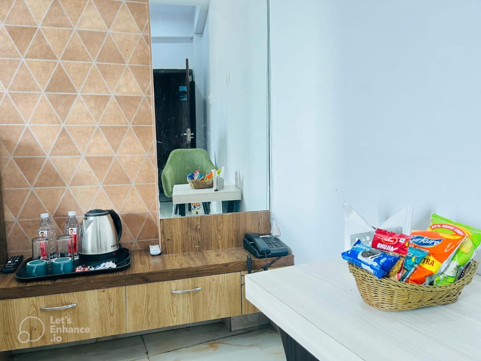 Hotel Vinayak Plaza Варанаси Экстерьер фото